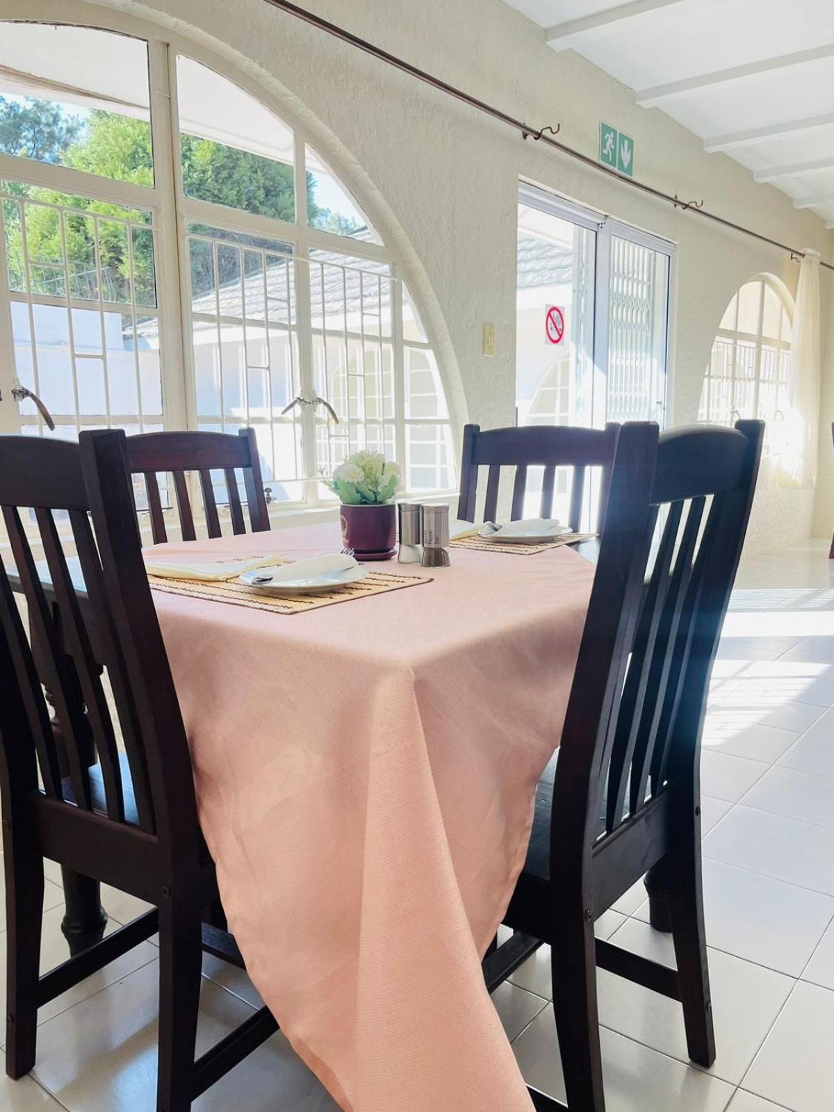 Oak Gardens Bed And Breakfast 뉴캐슬 외부 사진